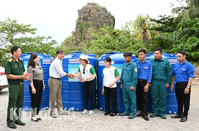 Tặng 120 bồn chứa nước cho người dân biên giới